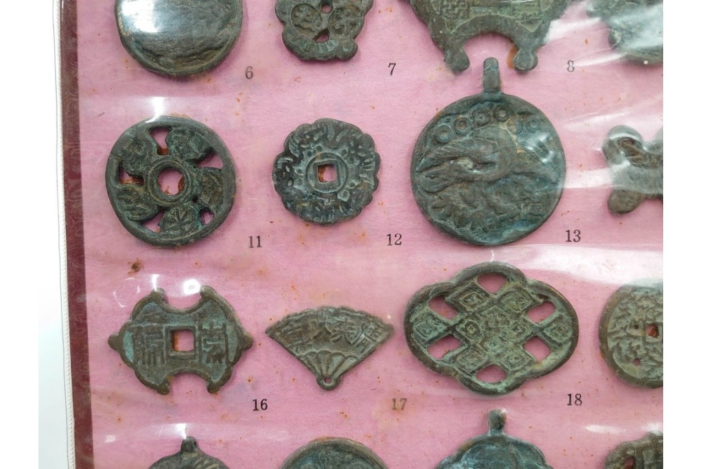 ヴィンテージ観光土産　韓国別銭の複製品　「李朝時代記念訟祝銭」　「李朝時代鑄貨概觀」　レプリカ古銭4点セット　(R-089206)