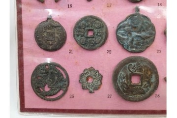 ヴィンテージ観光土産　韓国別銭の複製品　「李朝時代記念訟祝銭」　「李朝時代鑄貨概觀」　レプリカ古銭4点セット　(R-089206)