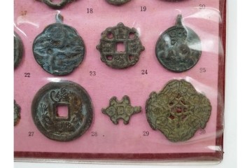 ヴィンテージ観光土産　韓国別銭の複製品　「李朝時代記念訟祝銭」　「李朝時代鑄貨概觀」　レプリカ古銭4点セット　(R-089206)