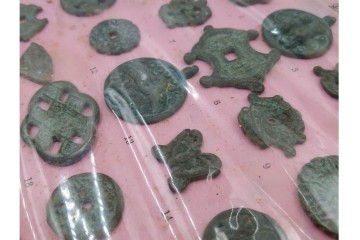 ヴィンテージ観光土産　韓国別銭の複製品　「李朝時代記念訟祝銭」　「李朝時代鑄貨概觀」　レプリカ古銭4点セット　(R-089206)