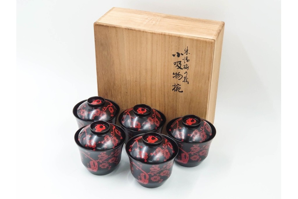 平安堂造　呉藤友乗作　木製　漆器　黒漆に朱漆の梅が映える小吸物椀5点セット　共箱付き　(R-089207)