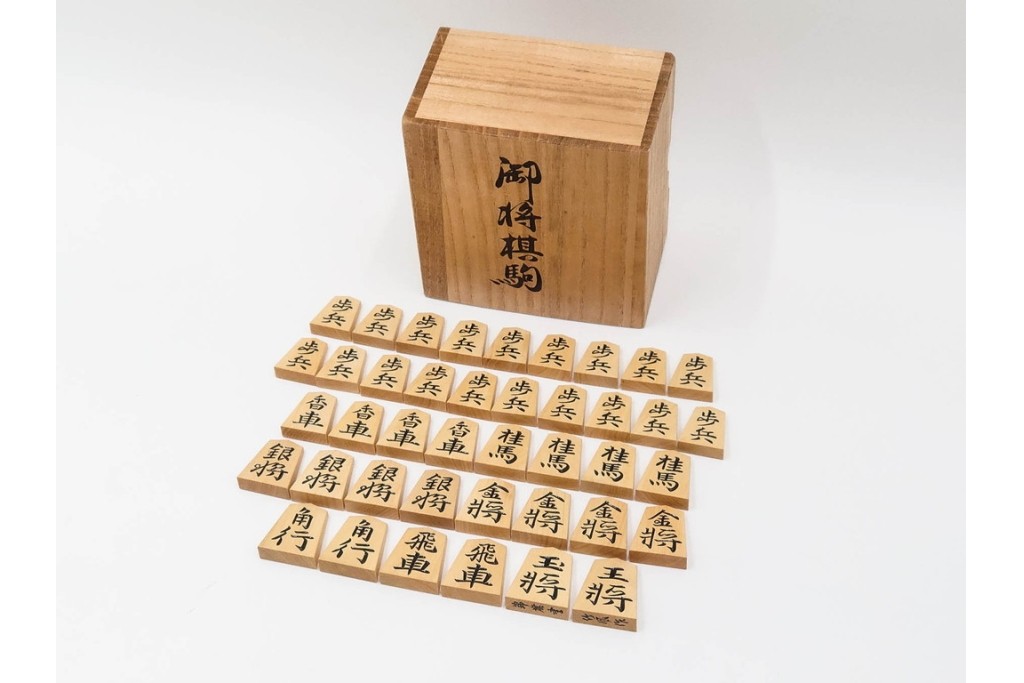 竹風作　彫駒　黄楊(ツゲ)製　力強い錦旗書が魅力の御将棋駒　外箱付き　(R-089208)