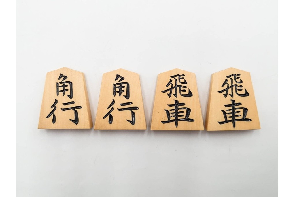 竹風作　彫駒　黄楊(ツゲ)製　力強い錦旗書が魅力の御将棋駒　外箱付き　(R-089208)