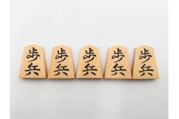 竹風作　彫駒　黄楊(ツゲ)製　力強い錦旗書が魅力の御将棋駒　外箱付き　(R-089208)