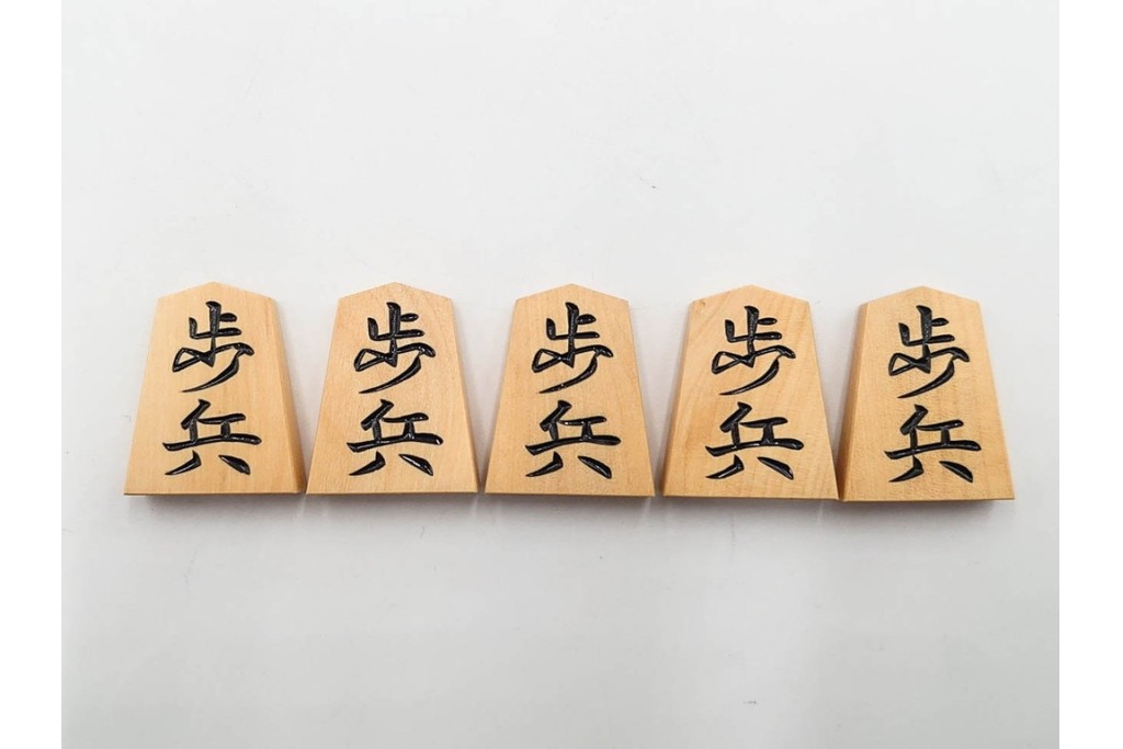 竹風作　彫駒　黄楊(ツゲ)製　力強い錦旗書が魅力の御将棋駒　外箱付き　(R-089208)