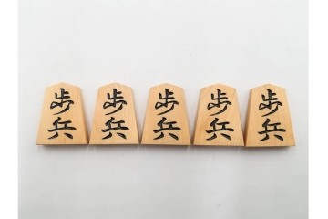 竹風作　彫駒　黄楊(ツゲ)製　力強い錦旗書が魅力の御将棋駒　外箱付き　(R-089208)