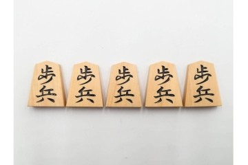 竹風作　彫駒　黄楊(ツゲ)製　力強い錦旗書が魅力の御将棋駒　外箱付き　(R-089208)