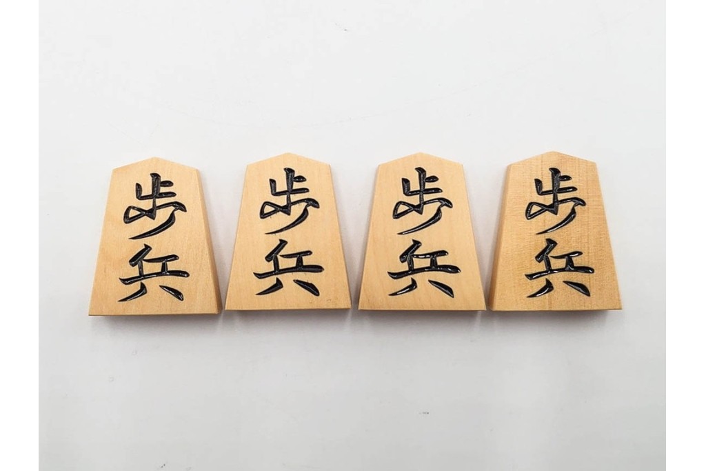 竹風作　彫駒　黄楊(ツゲ)製　力強い錦旗書が魅力の御将棋駒　外箱付き　(R-089208)