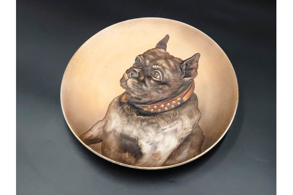 オールドノリタケ(NORITAKE)　ヤジロベー印　モールド　緻密に描かれたフレンチブルドッグの飾皿　(R-089209)