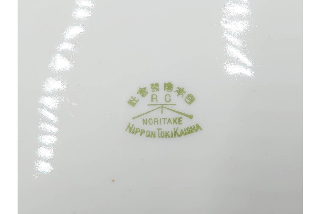 オールドノリタケ(NORITAKE)　ヤジロベー印　モールド　緻密に描かれたフレンチブルドッグの飾皿　(R-089209)