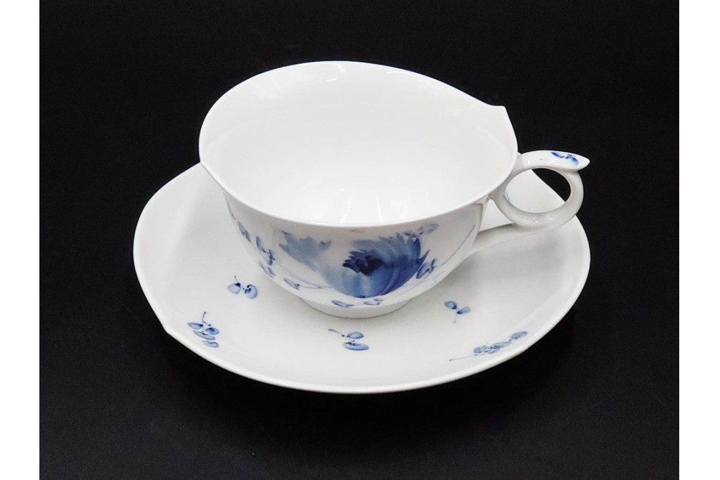 ドイツ製　Meissen(マイセン)　可憐な青い花が上品なティーカップ&ソーサー2客セット　定価(2客合計)16万5千円　(R-089210)