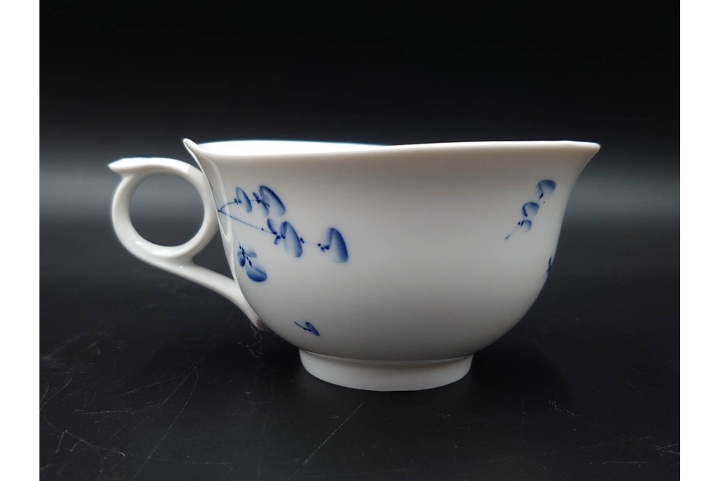 ドイツ製　Meissen(マイセン)　可憐な青い花が上品なティーカップ&ソーサー2客セット　定価(2客合計)16万5千円　(R-089210)