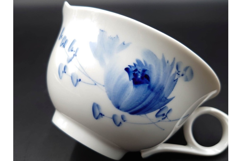ドイツ製　Meissen(マイセン)　可憐な青い花が上品なティーカップ&ソーサー2客セット　定価(2客合計)16万5千円　(R-089210)