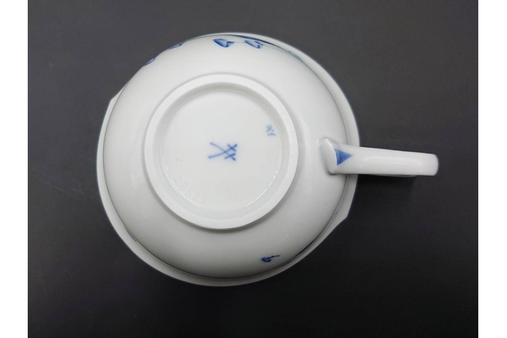 ドイツ製　Meissen(マイセン)　可憐な青い花が上品なティーカップ&ソーサー2客セット　定価(2客合計)16万5千円　(R-089210)