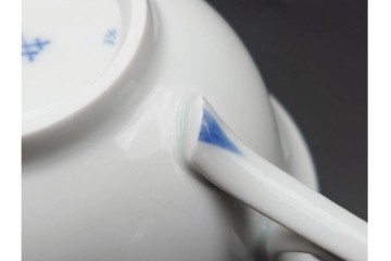 ドイツ製　Meissen(マイセン)　可憐な青い花が上品なティーカップ&ソーサー2客セット　定価(2客合計)16万5千円　(R-089210)