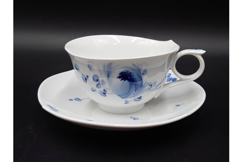 ドイツ製　Meissen(マイセン)　可憐な青い花が上品なティーカップ&ソーサー2客セット　定価(2客合計)16万5千円　(R-089210)
