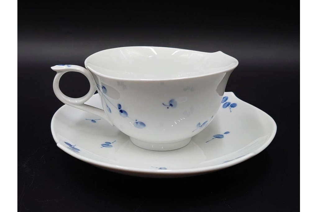 ドイツ製　Meissen(マイセン)　可憐な青い花が上品なティーカップ&ソーサー2客セット　定価(2客合計)16万5千円　(R-089210)