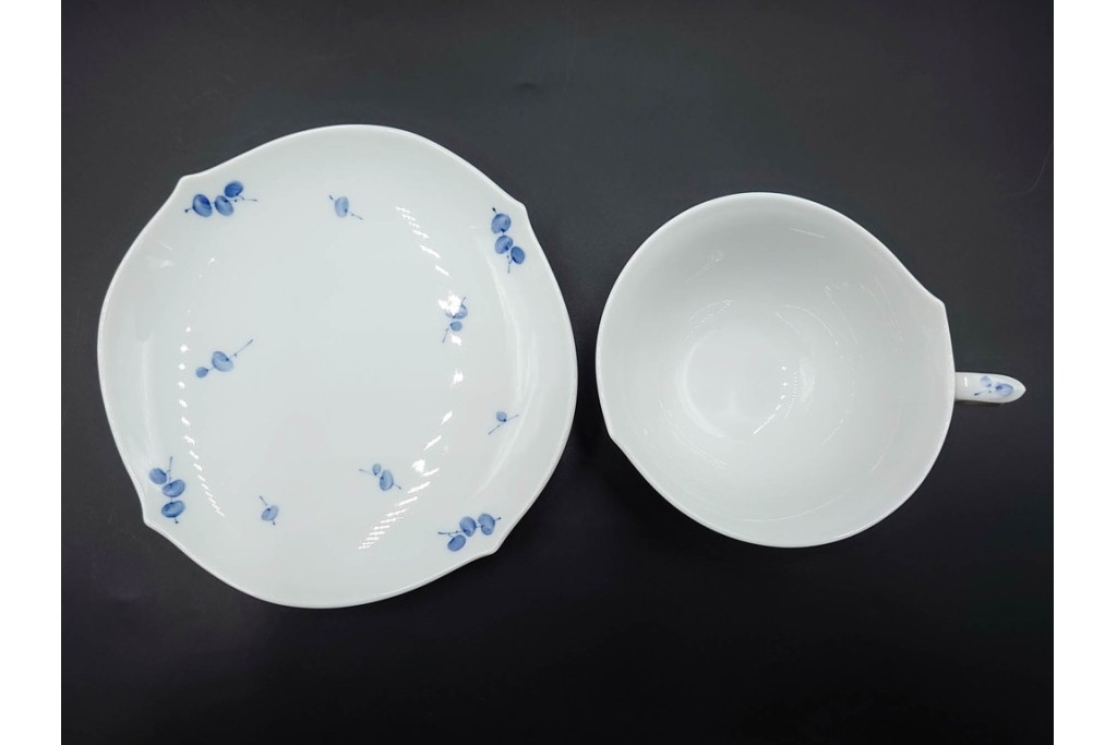 ドイツ製　Meissen(マイセン)　可憐な青い花が上品なティーカップ&ソーサー2客セット　定価(2客合計)16万5千円　(R-089210)