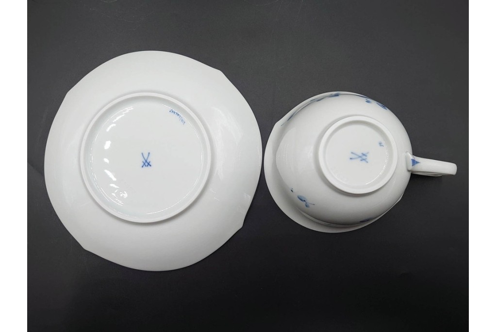 ドイツ製　Meissen(マイセン)　可憐な青い花が上品なティーカップ&ソーサー2客セット　定価(2客合計)16万5千円　(R-089210)