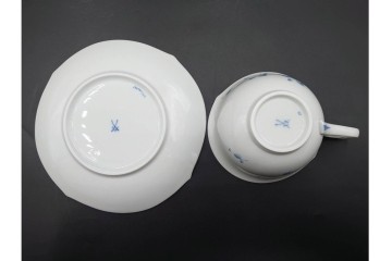 ドイツ製　Meissen(マイセン)　可憐な青い花が上品なティーカップ&ソーサー2客セット　定価(2客合計)16万5千円　(R-089210)