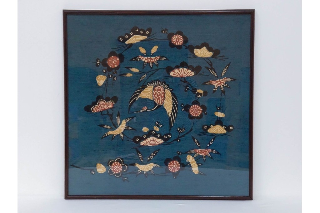 真作　人間国宝　芹沢銈介作　額装　松竹梅や鶴が描かれた型絵染のファブリック　(R-089213)