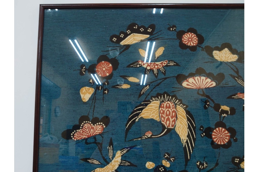 真作　人間国宝　芹沢銈介作　額装　松竹梅や鶴が描かれた型絵染のファブリック　(R-089213)
