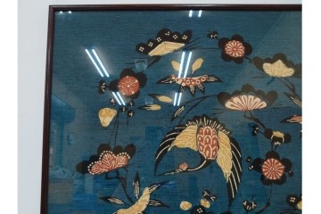 真作　人間国宝　芹沢銈介作　額装　松竹梅や鶴が描かれた型絵染のファブリック　(R-089213)