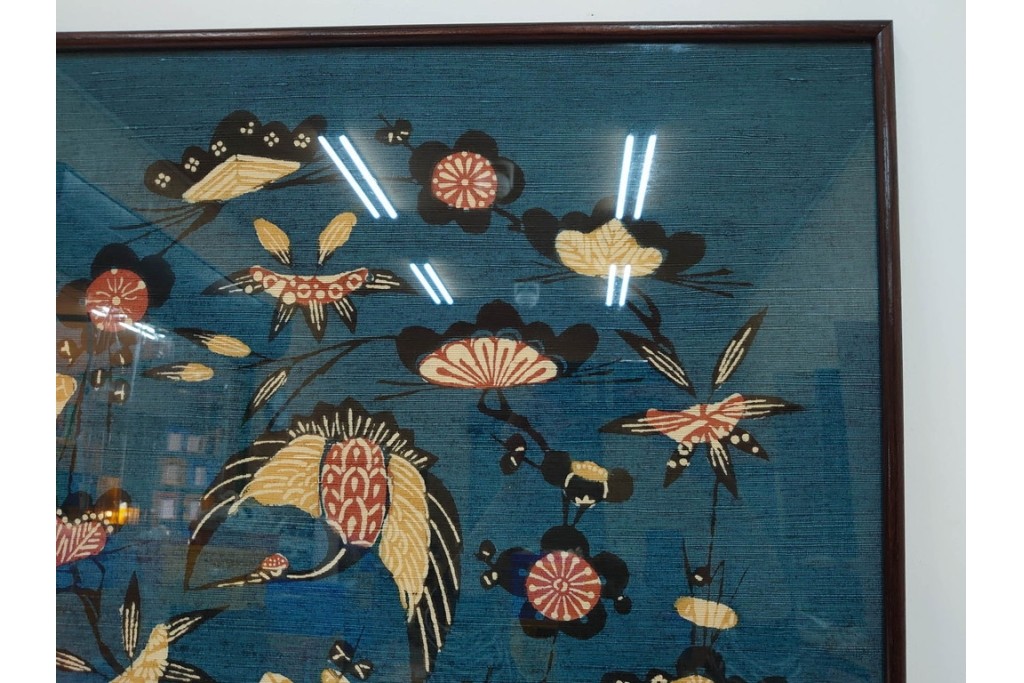 真作　人間国宝　芹沢銈介作　額装　松竹梅や鶴が描かれた型絵染のファブリック　(R-089213)