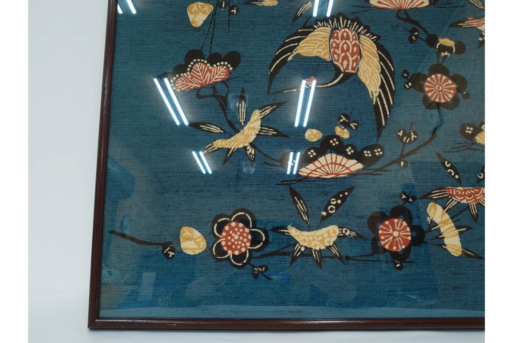 真作　人間国宝　芹沢銈介作　額装　松竹梅や鶴が描かれた型絵染のファブリック　(R-089213)