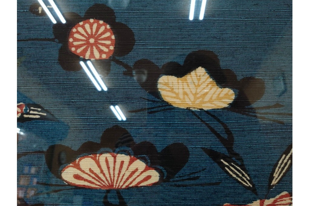 真作　人間国宝　芹沢銈介作　額装　松竹梅や鶴が描かれた型絵染のファブリック　(R-089213)