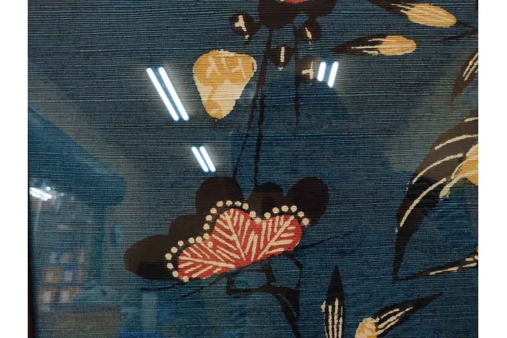 真作　人間国宝　芹沢銈介作　額装　松竹梅や鶴が描かれた型絵染のファブリック　(R-089213)