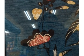 真作　人間国宝　芹沢銈介作　額装　松竹梅や鶴が描かれた型絵染のファブリック　(R-089213)