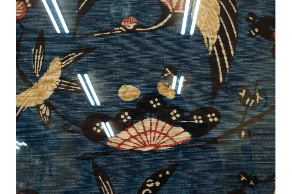 真作　人間国宝　芹沢銈介作　額装　松竹梅や鶴が描かれた型絵染のファブリック　(R-089213)