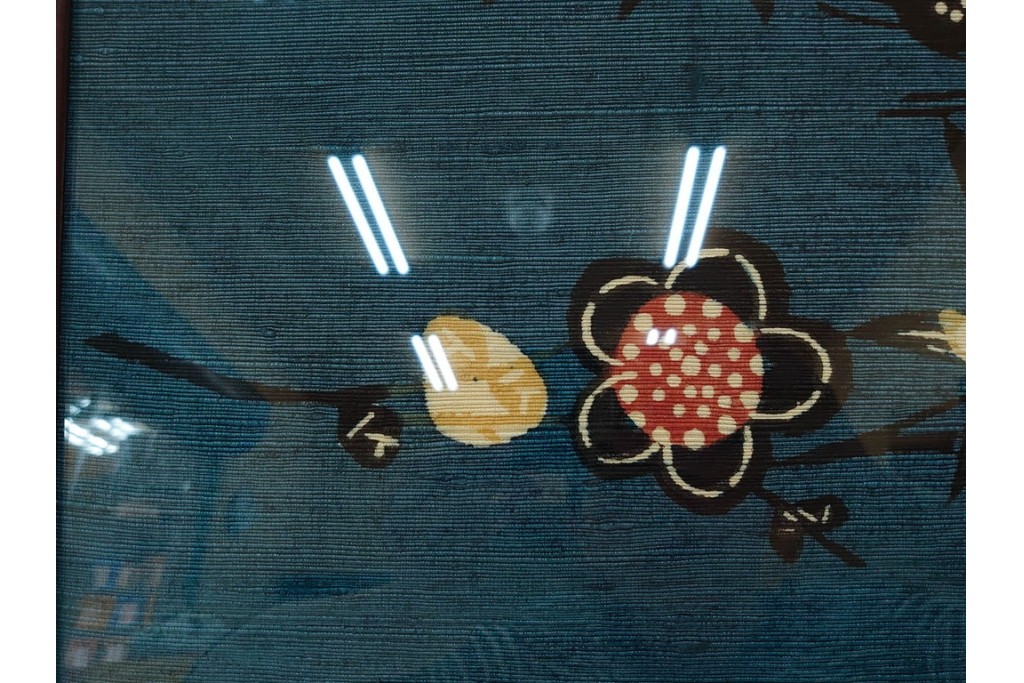 真作　人間国宝　芹沢銈介作　額装　松竹梅や鶴が描かれた型絵染のファブリック　(R-089213)