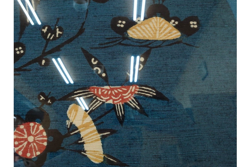 真作　人間国宝　芹沢銈介作　額装　松竹梅や鶴が描かれた型絵染のファブリック　(R-089213)
