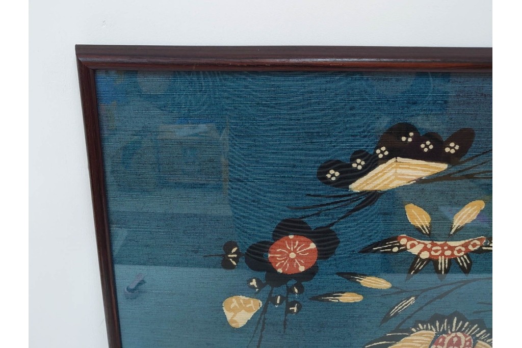 真作　人間国宝　芹沢銈介作　額装　松竹梅や鶴が描かれた型絵染のファブリック　(R-089213)