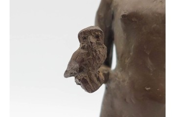 細野稔人　高さ約28cm　「ふくろうを持つ女神」　すらりとした立ち姿のブロンズ像　(R-089225)