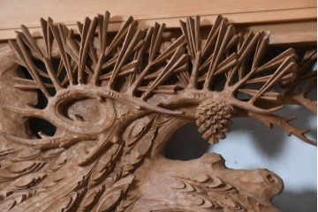 ヴィンテージ建具　昭和後期　井波彫刻　中川進作　幅約2.1m　力強く枝を広げる老松図の彫刻欄間2枚セット　(R-089248)