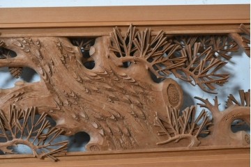 ヴィンテージ建具　昭和後期　井波彫刻　中川進作　幅約2.1m　力強く枝を広げる老松図の彫刻欄間2枚セット　(R-089248)