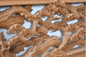 ヴィンテージ建具　昭和後期　井波彫刻　弘介作　幅約2.1m　奥行きある松竹梅図が趣深い欄間2枚セット　(R-089249)