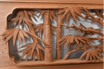 ヴィンテージ建具　昭和後期　井波彫刻　弘介作　幅約2.1m　奥行きある松竹梅図が趣深い欄間2枚セット　(R-089249)