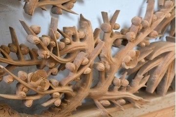 ヴィンテージ建具　昭和後期　井波彫刻　松竹梅が広がる幅約2.3mの欄間2枚セット　(R-089254)