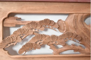 ヴィンテージ建具　昭和中期から昭和後期　井波彫刻　美峰作　松竹梅図を細やかに描いた彫刻欄間2枚セット　(R-089256)