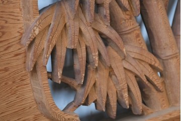 ヴィンテージ建具　昭和後期　屋久杉?　力強い松としなやかな竹を表した彫刻欄間1枚　(R-089258)