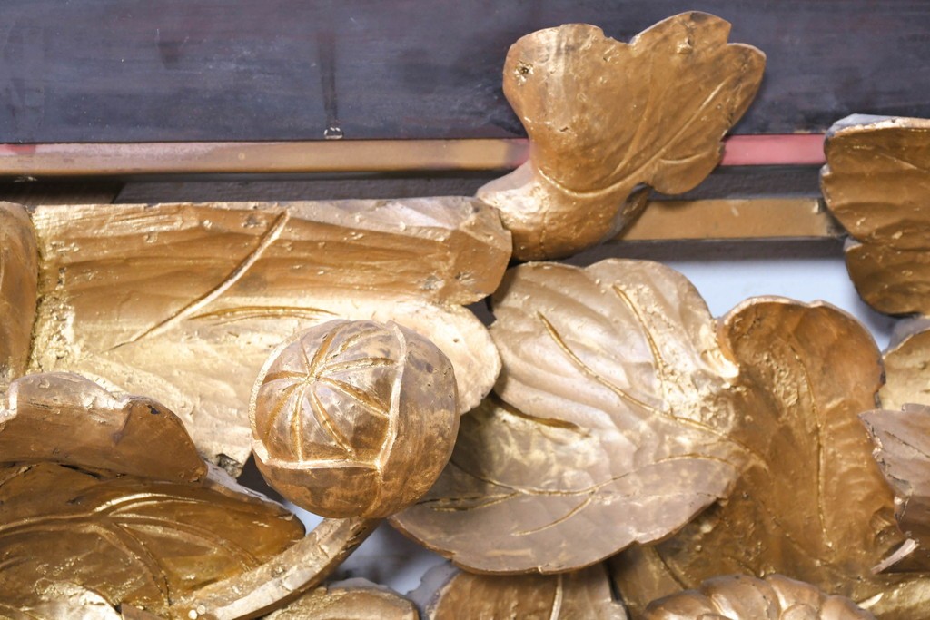 アンティーク建具　江戸から明治期　極厚!!　寺社仏閣　金箔が華やかな菊の図欄間1枚　(R-089263)