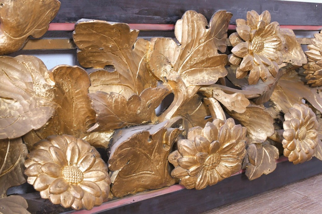 アンティーク建具　江戸から明治期　極厚!!　寺社仏閣　金箔が華やかな菊の図欄間1枚　(R-089263)