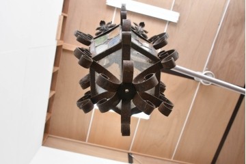 《引っ掛けシーリング式ペンダントライト加工費込み》　イギリスアンティーク　ロートアイアン　華やかな意匠のステンドグラス入りペンダントライト　(R-089270)