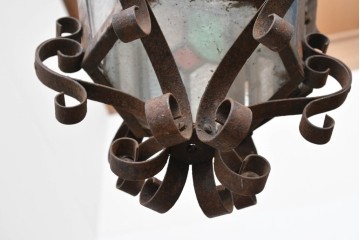 《引っ掛けシーリング式ペンダントライト加工費込み》　イギリスアンティーク　ロートアイアン　華やかな意匠のステンドグラス入りペンダントライト　(R-089270)