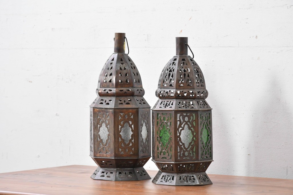 ヴィンテージ　真鍮　色ガラスと繊細な透かし模様が目を惹くアラビアンテイストのランタン2個セット　※ディスプレイ用　(R-089287)