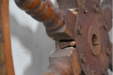 イギリスアンティーク　挽物細工が施された存在感のある舵輪　(R-089295)